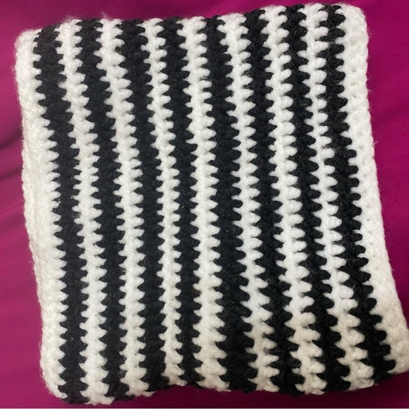 Handmade crochet black and white hat - Picture 5 of 5
